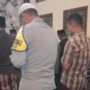 ISTIMEWA, KEDEKATAN: Bhabinkamtibmas Desa Margajaya Aiptu Agus SP, melaksanakan Sholat Tarawih bersama warga,