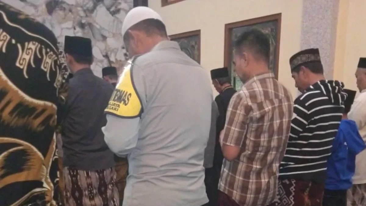 ISTIMEWA, KEDEKATAN: Bhabinkamtibmas Desa Margajaya Aiptu Agus SP, melaksanakan Sholat Tarawih bersama warga,