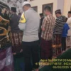 KEDEKATAN: Bhabinkamtibmas Desa Margajaya Aiptu Agus SP, melaksanakan Sholat Tarawih bersama warga, baru-baru