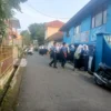 MASUK PAGI: Para pelajar SMPN 1 Conggeang saat memasuki gerbang sekolah pada pukul 06.30, Kamis (6/3).