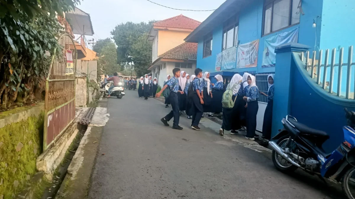 MASUK PAGI: Para pelajar SMPN 1 Conggeang saat memasuki gerbang sekolah pada pukul 06.30, Kamis (6/3).