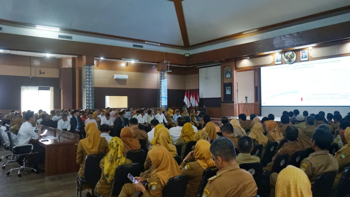 NYIMAK: Para ASN di Kabupaten Sumedang saat diberi arahan dari Bupati dan Wakil Bupati Sumedang, baru-baru ini