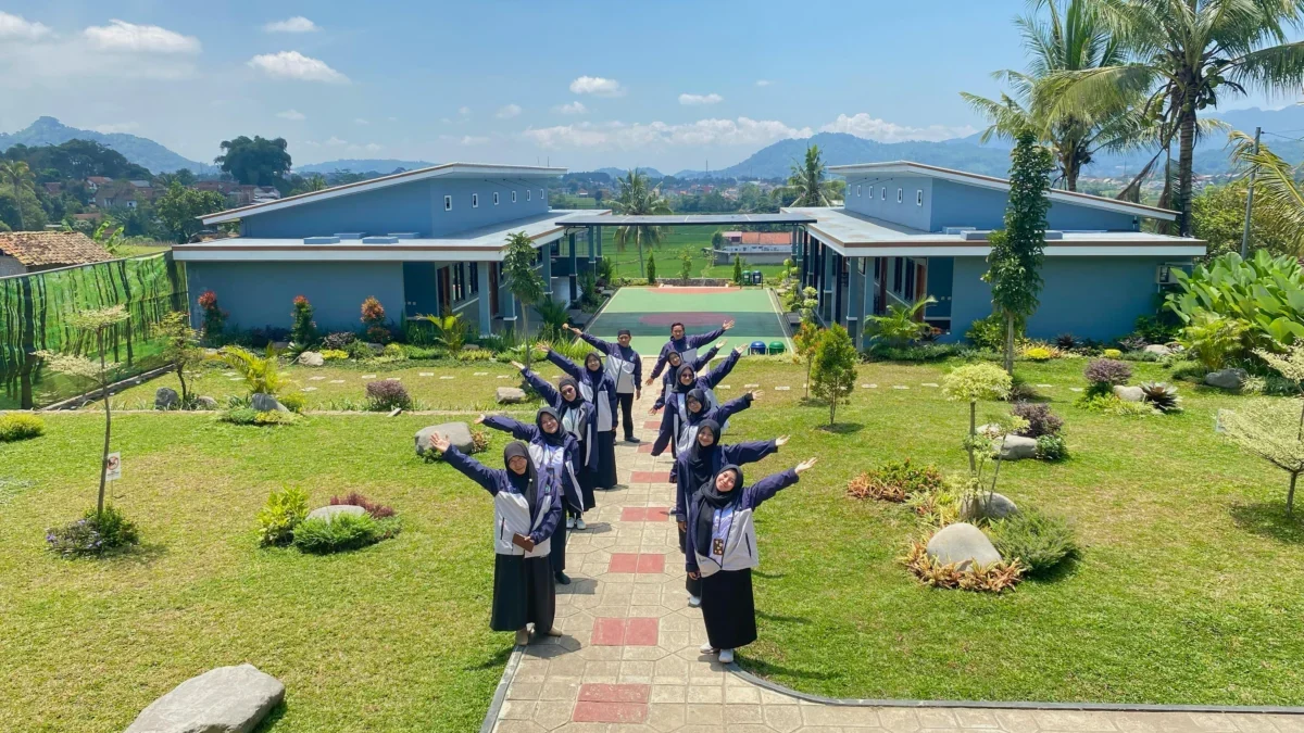 ASRI: Sejumlah guru SD Telaga Cendekia Kecamatan Sumedang Utara saat berfoto di sekolahnya, baru-baru ini.