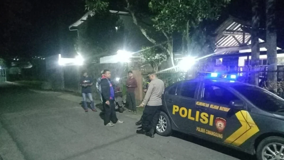 ANTISIPASI: Petugas Polsek Kecamatan Cimanggung saat melakukan patroli Bluelight, baru-baru ini.