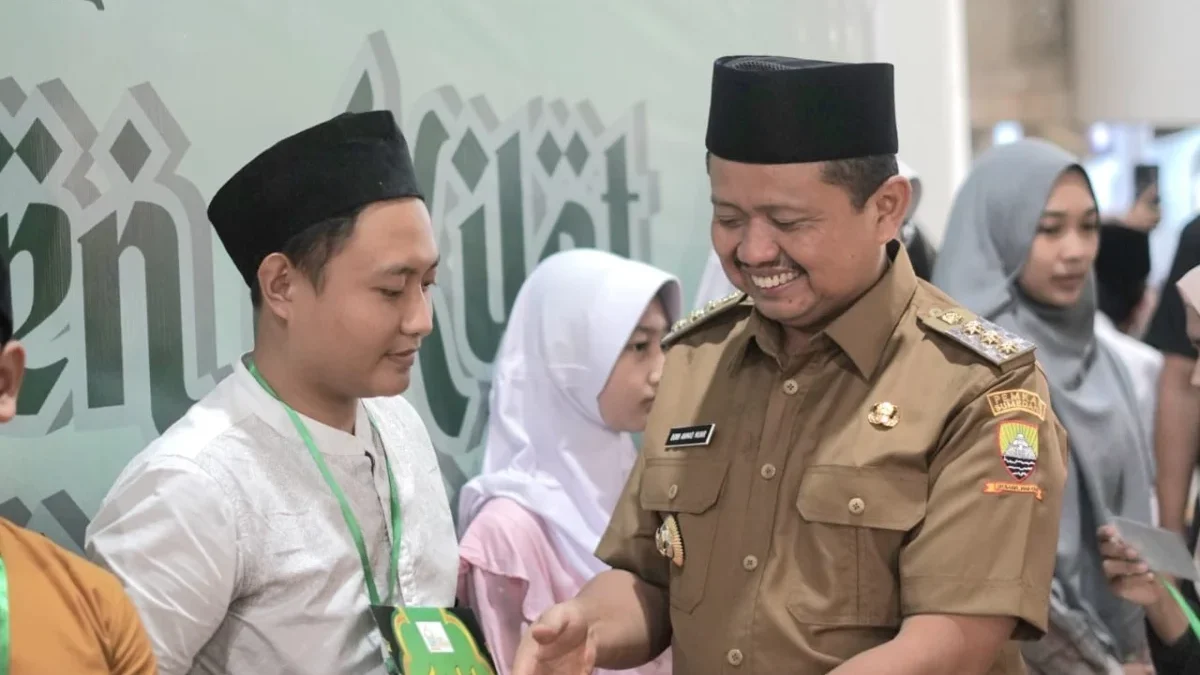 PEMBUKAAN: Bupati Sumedang Dony Ahmad Munir saat membuka Pesantren Kilat di Masjid Agung Sumedang, Senin (10/3