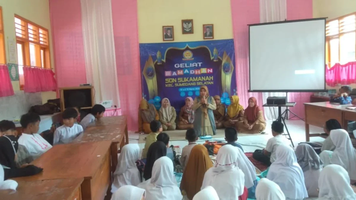 BIMBING: Siswa dan guru SDN Sukamanah Kecamatan Sumedang Selatan saat kegiatan Geliat Ramadhan 2025 di sekolah