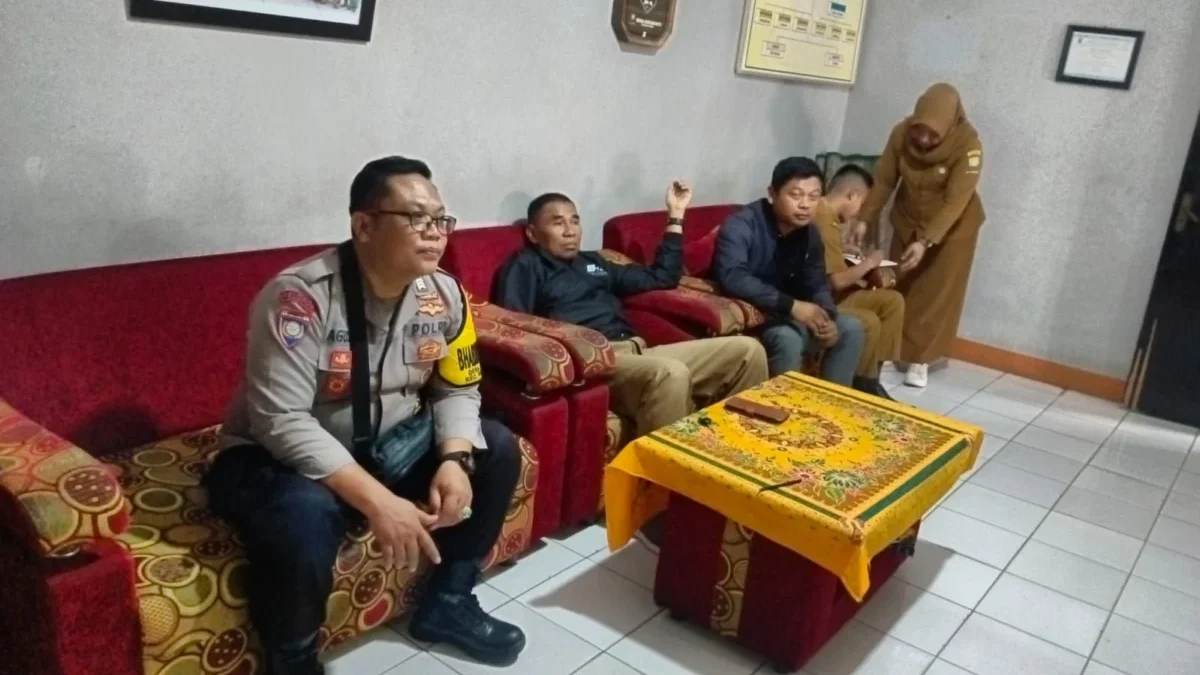 IMBAU: Bhabinkamtibmas Desa Sukamukti, Bripka Agus Sukmana, saat kegiatan silaturahmi dengan Kepala Desa dan a