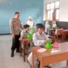 TERIMA: Sejumlah siswa di Kecamatan Tanjungsari saat menerima paket makan bergizi gratis di sekolahnya, baru-b