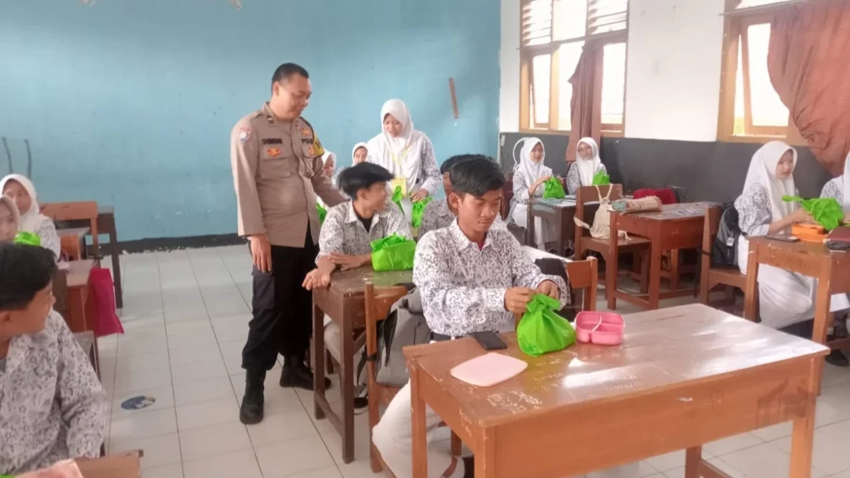 TERIMA: Sejumlah siswa di Kecamatan Tanjungsari saat menerima paket makan bergizi gratis di sekolahnya, baru-b