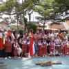 BERSAMA: Puluhan siswa dan guru TK Al Ikhlas saat berfoto di sekolahnya, baru-baru ini.