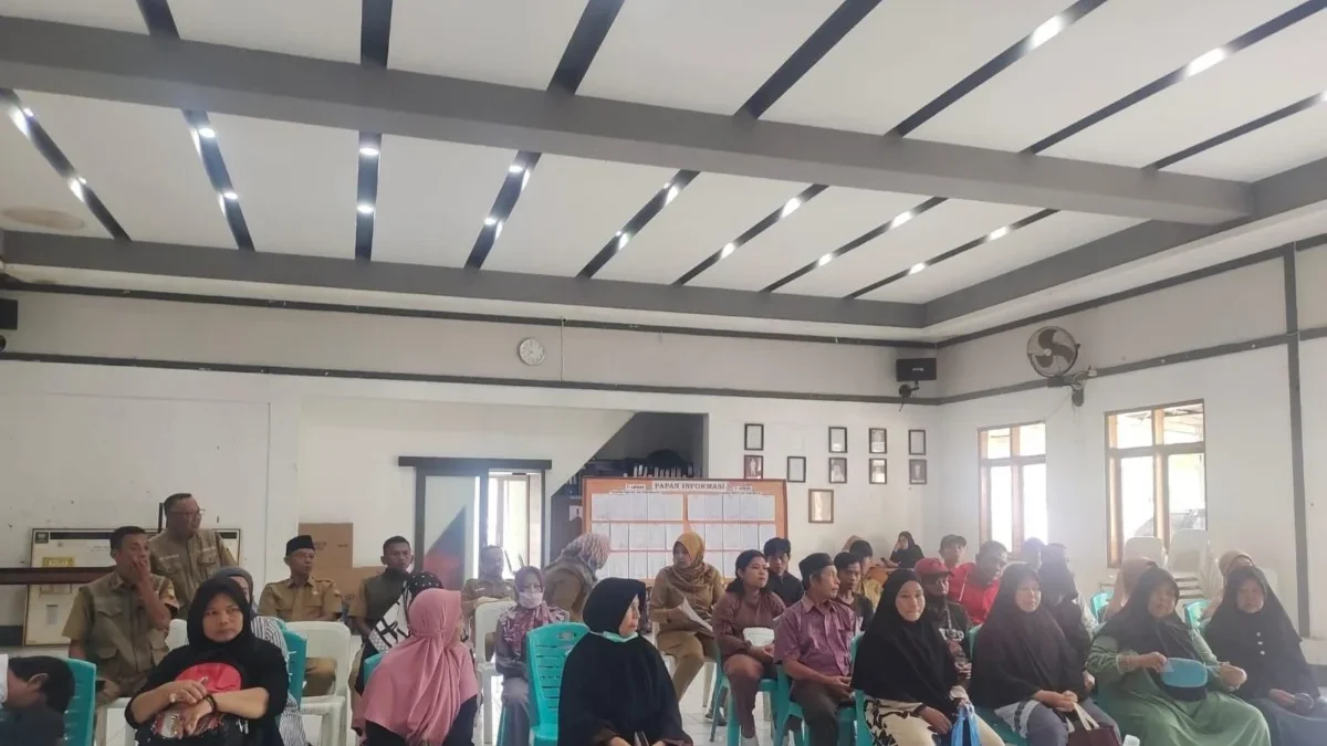 BANTUAN: Puluhan warga Desa Sindangpakuon Kecamatan Cimanggung saat menerima BLT DD, baru-baru ini.