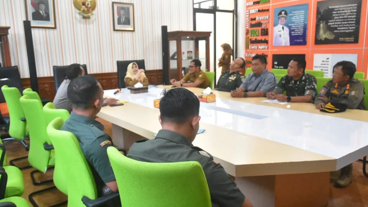 OPTIMALKAN: Sekretaris Daerah Kabupaten Sumedang, Tuti Ruswati saat memimpin rapat koordinasi di Ruang Rapat S