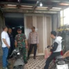 MENGECEK: Kapolsek Sumedang Selatan, AKP Sukardi bersama aparat lainnya saat meninjau dapur makan bergizi grat