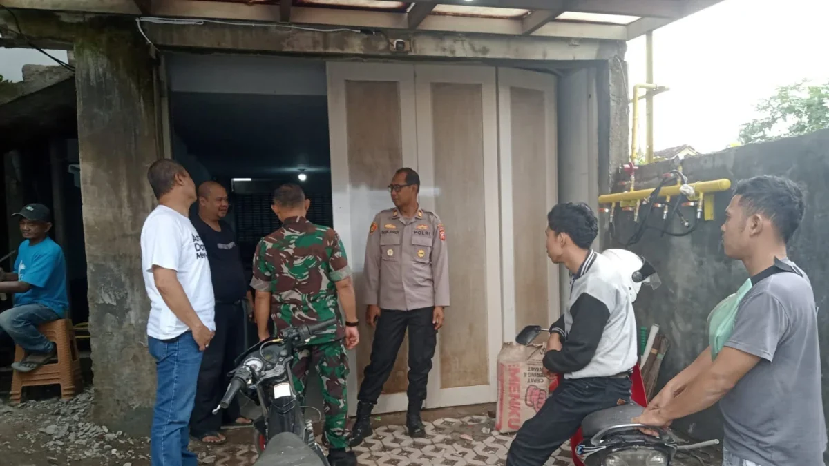 MENGECEK: Kapolsek Sumedang Selatan, AKP Sukardi bersama aparat lainnya saat meninjau dapur makan bergizi grat