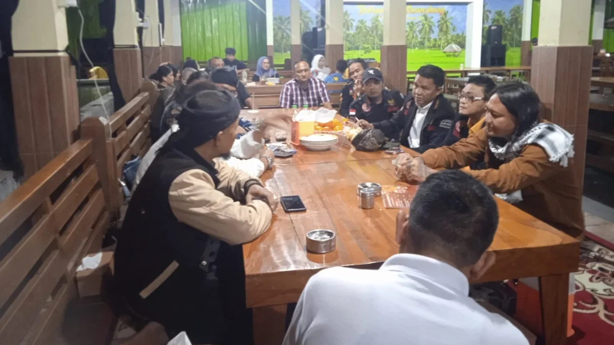 DUKUNG: LSM Sapamadegan dan Ketua umum LSM Harimau dalam acara buka bersama di rumah makan Botram Yu Sumedang,