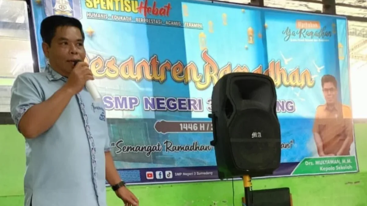 PEMBUKAAN: Kepala SMPN 3 Sumedang, Drs. Mulyawan, M.M., saat membuka kegiatan Pesantren Kilat Ramadhan di seko