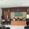 KOLABORASI: Sejumlah unsur Forkopimda Kecamatan Cimanggung bersama perwakilan Baznas Sumedang saat sosialisasi