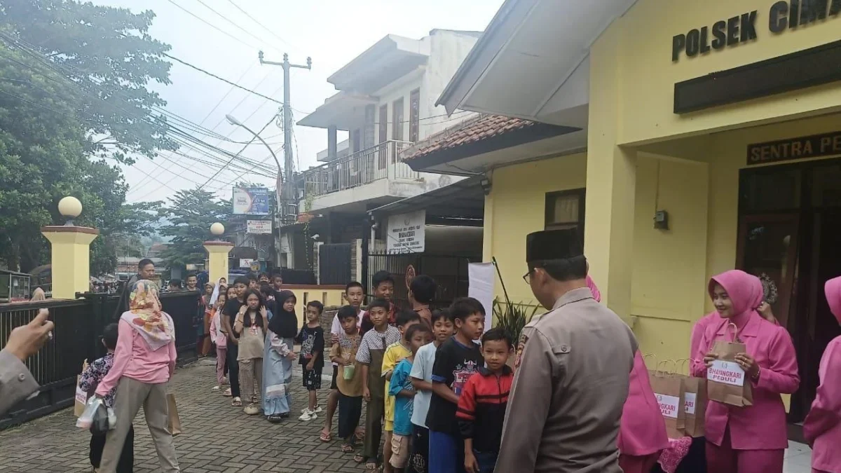 BERBAGI: Bhayangkari Polsek Cimanggung saat menggelar aksi sosial dengan membagikan takjil kepada warga, baru-