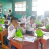 ASUPAN GIZI: Sejumlah siswa di salah satu sekolah di Kecamatan Tanjungsari saat menerima paket makanan bergizi