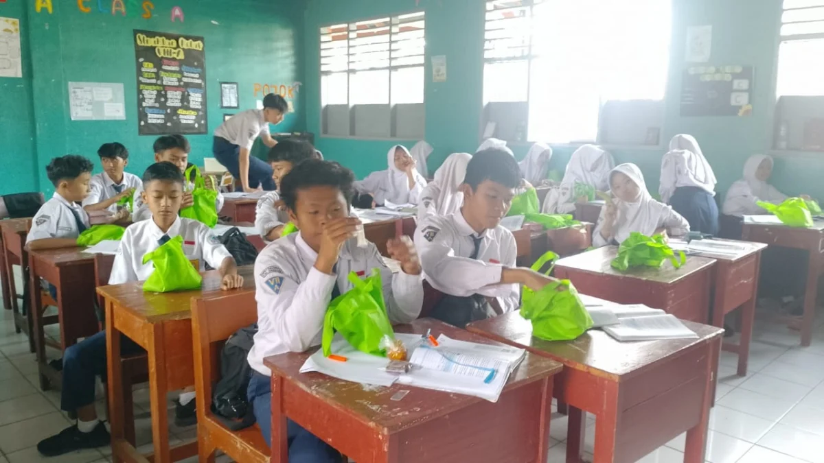 ASUPAN GIZI: Sejumlah siswa di salah satu sekolah di Kecamatan Tanjungsari saat menerima paket makanan bergizi