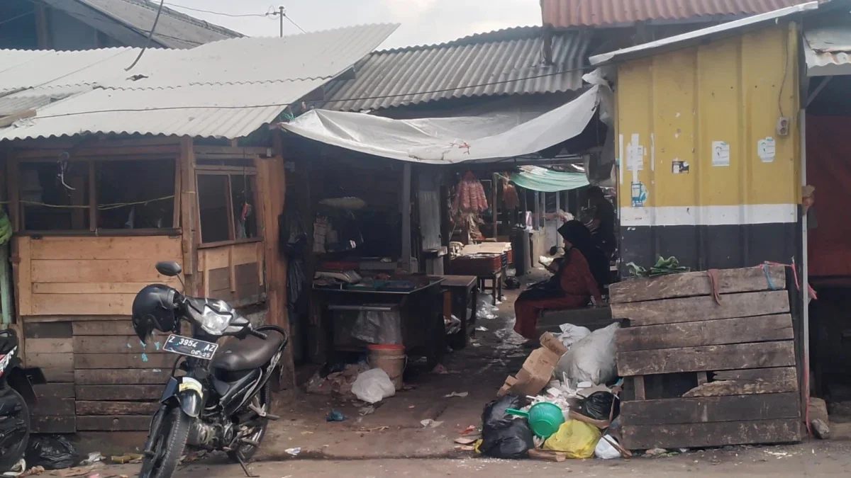 TEKANKAN: Kondisi Pasar Parakanmuncang di Kecamatan Cimanggung yang sudah tidak memadai namun tak kunjung di r