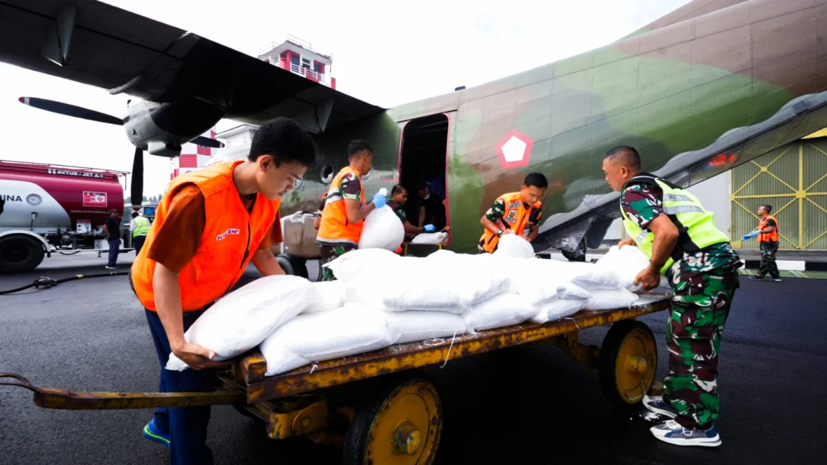 Pemda Provinsi Jawa Barat berkolaborasi dengan BMKG dan TNI AU terus menjalankan operasi modifikasi cuaca