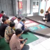 BELAJAR: Sejumlah siswa saat mengikuti kegiatan literasi keagamaan Smart Tren Ramadhan di SMK YPPS Sumedang, b