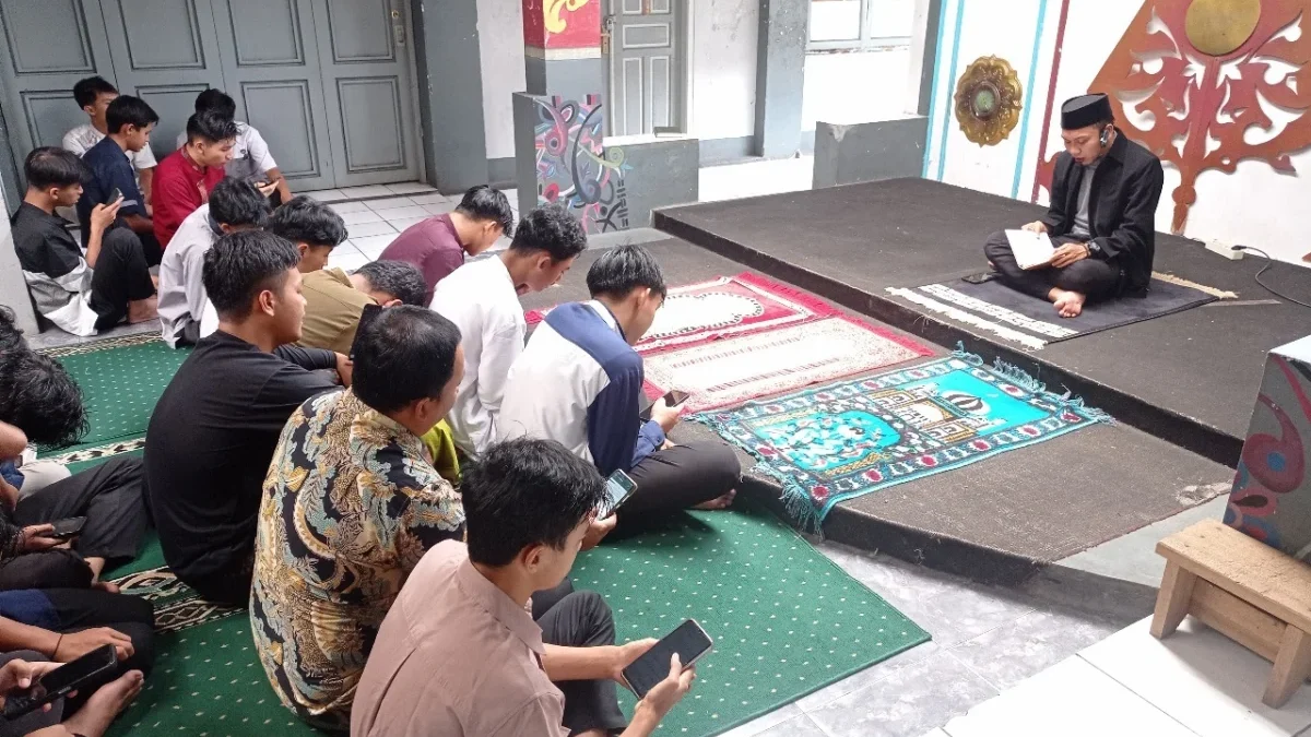 BELAJAR: Sejumlah siswa saat mengikuti kegiatan literasi keagamaan Smart Tren Ramadhan di SMK YPPS Sumedang, b