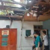 BERTINDAK: Sejumlah warga usai melakukan pemadaman di rumah semi permanen yang terbakar di Kecamatan Jatinango