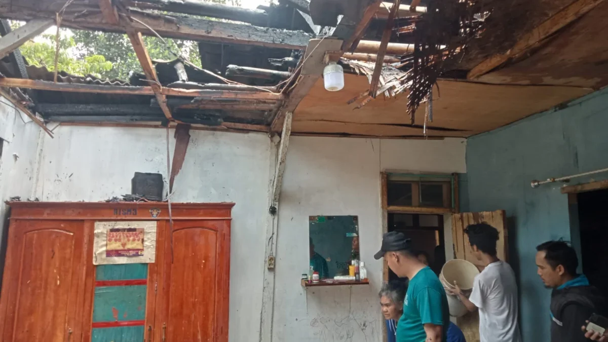 BERTINDAK: Sejumlah warga usai melakukan pemadaman di rumah semi permanen yang terbakar di Kecamatan Jatinango