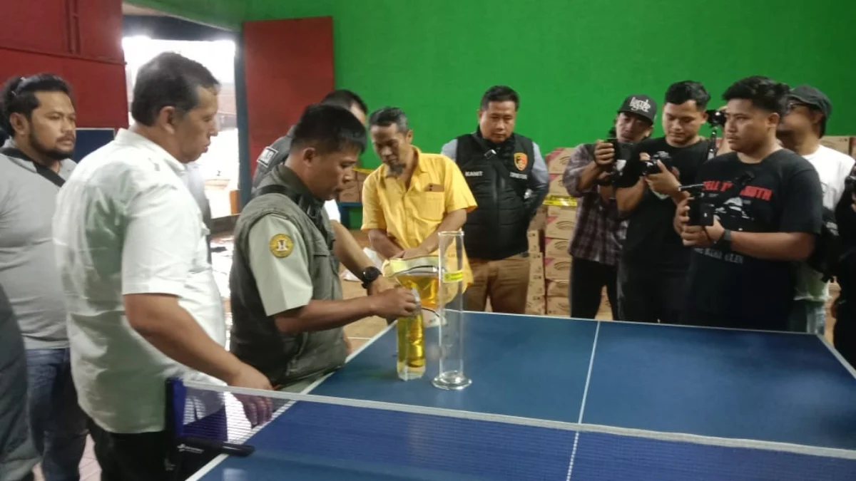 DITINDAK: Satuan Reserse Kriminal Polres Sumedang saat melakukan inspeksi mendadak bersama Diskop UKMPP Kabupa