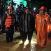 TEROBOS BANJIR : Bupati Sumedang H Dony Ahmad Munir didampingi Sekretaris Daerah Tuti Ruswati terjun langsung