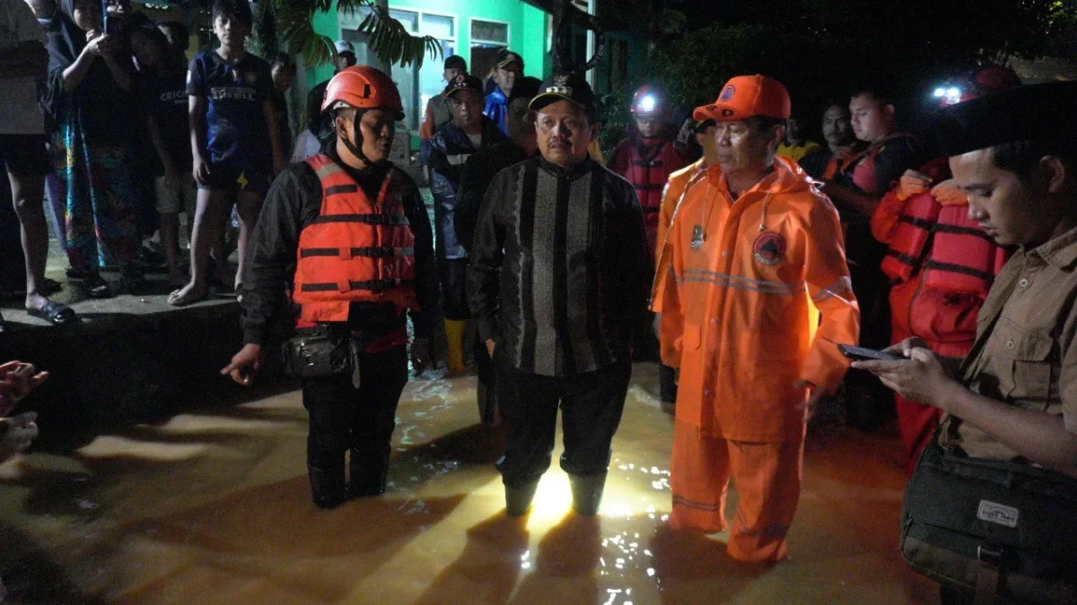 TEROBOS BANJIR : Bupati Sumedang H Dony Ahmad Munir didampingi Sekretaris Daerah Tuti Ruswati terjun langsung