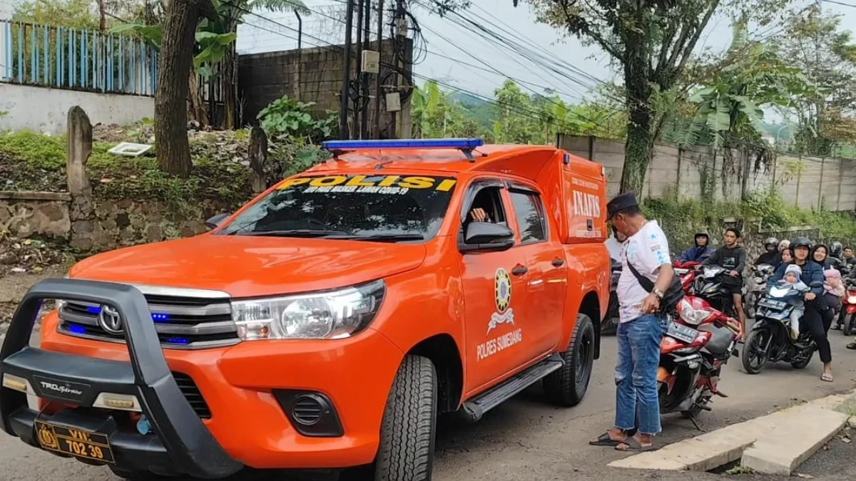 Sekitar pukul 13.00 WIB, Tim Inavis Polres Sumedang memasuki area pabrik untuk melakukan identifikasi jenazah