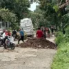 BENAHI: Beberapa warga saat bergotong-royong memperbaiki jalan Ujungjaya-Conggeang yang mengalami rusak parah