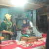 MELONJAK: Salah satu pedagang daging ayam, Hera, saat melayani pembeli di Pasar Sumedang, Senin (17/3).