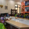 OPTIMALKAN: Sekda Kabupaten Sumedang Tuti Ruswati saat menerima audiensi Komite Ekonomi Kreatif Kabupaten Sume