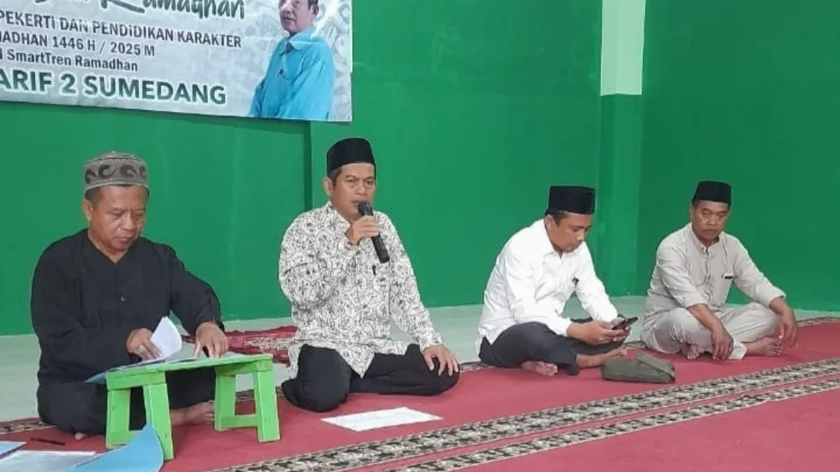 PELAKSANAAN: Kepala SMK Ma\'arif 2 Sumedang, Raden Mohamad Aminulloh, S.Ag., saat membuka kegiatan Smartren di