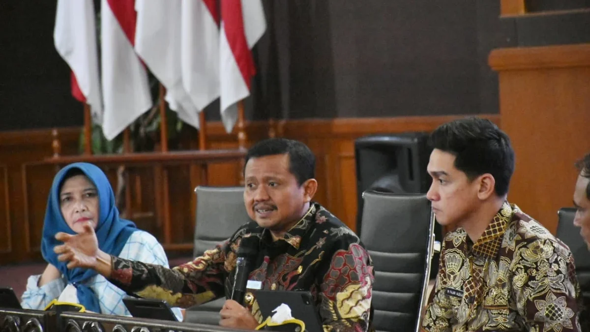 PENANGANAN: Bupati Sumedang Dony Ahmad Munir saat memimpin rapat terpadu untuk mencari solusi permanen pasca t