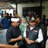 PERMUDAH: Bupati Sumedang Dony Ahmad Munir bersama Sekda Jabar Herman Suryatman saat mengunjungi korban banjir