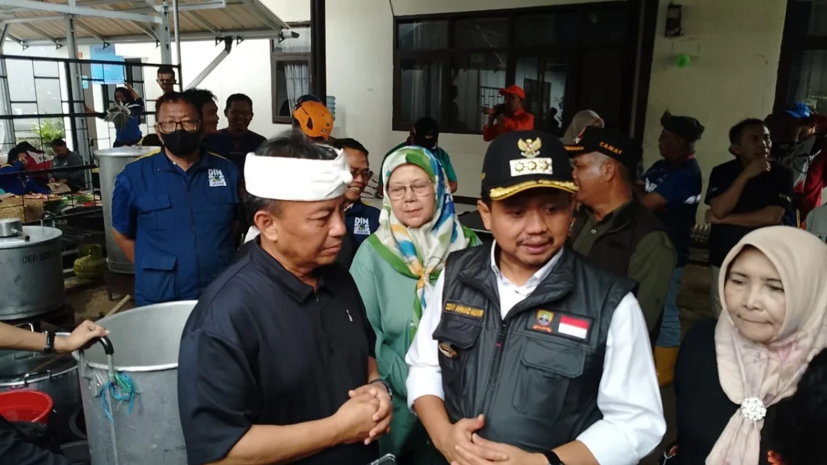 PERMUDAH: Bupati Sumedang Dony Ahmad Munir bersama Sekda Jabar Herman Suryatman saat mengunjungi korban banjir