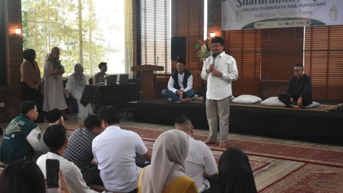 AJAK: Bupati Sumedang, Dony Ahmad Munir saat memberikan sambutan dalam acara Silaturahmi Akbar PHRI di Saphire