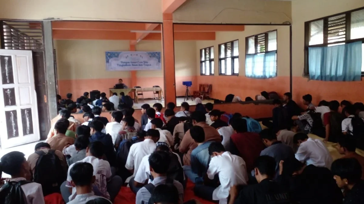 TANAM KARAKTER: Sejumlah siswa SMK Bhakti Nusantara Sumedang saat mengikuti kegiatan Smart Tren di sekolahnya,