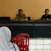 BAGIKAN: Kepala Desa Sukajaya, Sukana, S.M., M.M., saat memipin kegiatan penyaluran insentif untuk Ketua RT da