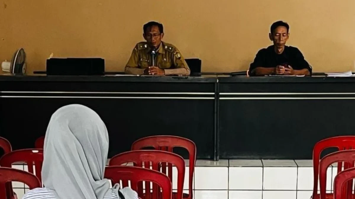 BAGIKAN: Kepala Desa Sukajaya, Sukana, S.M., M.M., saat memipin kegiatan penyaluran insentif untuk Ketua RT da