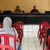 BAGIKAN: Kepala Desa Sukajaya, Sukana, S.M., M.M., saat memipin kegiatan penyaluran insentif untuk Ketua RT da