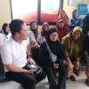 KELUHKAN: Puluhan ibu-ibu dari Desa Cihanjuang, mendatangi kantor Kecamatan Cimanggung, Selasa (18/3).