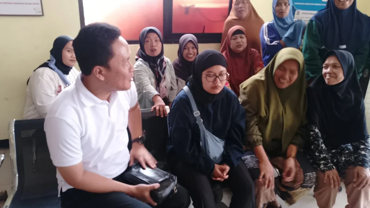 KELUHKAN: Puluhan ibu-ibu dari Desa Cihanjuang, mendatangi kantor Kecamatan Cimanggung, Selasa (18/3).