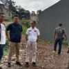 Satpol PP Sumedang saat mengecek perumahan yang ada di wilayah Desa Pasirnanjung Kecamatan Cimanggung.