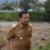 ATASI: Bupati Sumedang Dony Ahmad Munir saat meninjau aliran Sungai di Dusun Kamenteng, Desa Cieunteung Kecama